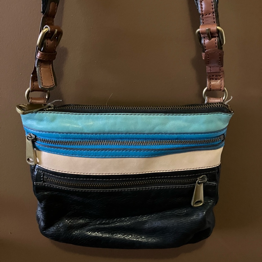 Stylish Multi-Color Crossbody Bag Fossil w matching wallet.